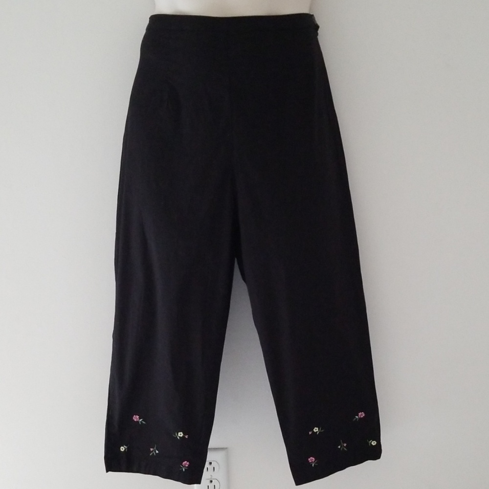 Capacity Capri Pants Black Flower Embroidered